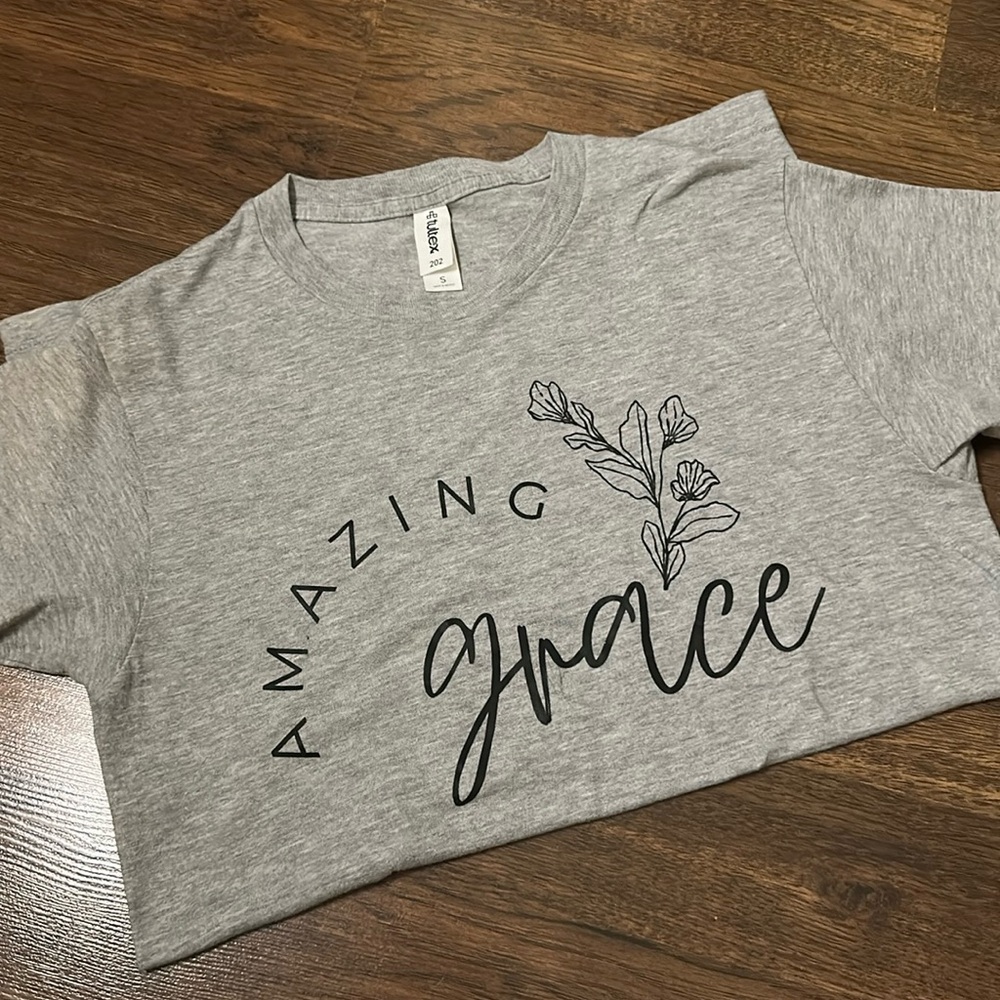 BOUTIQUE GRAPHIC TEE -‎ Amazing Grace